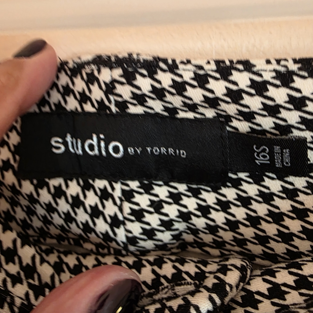 Torrid Black and White Houndstooth Women's Trousers - Picture 2 of 8